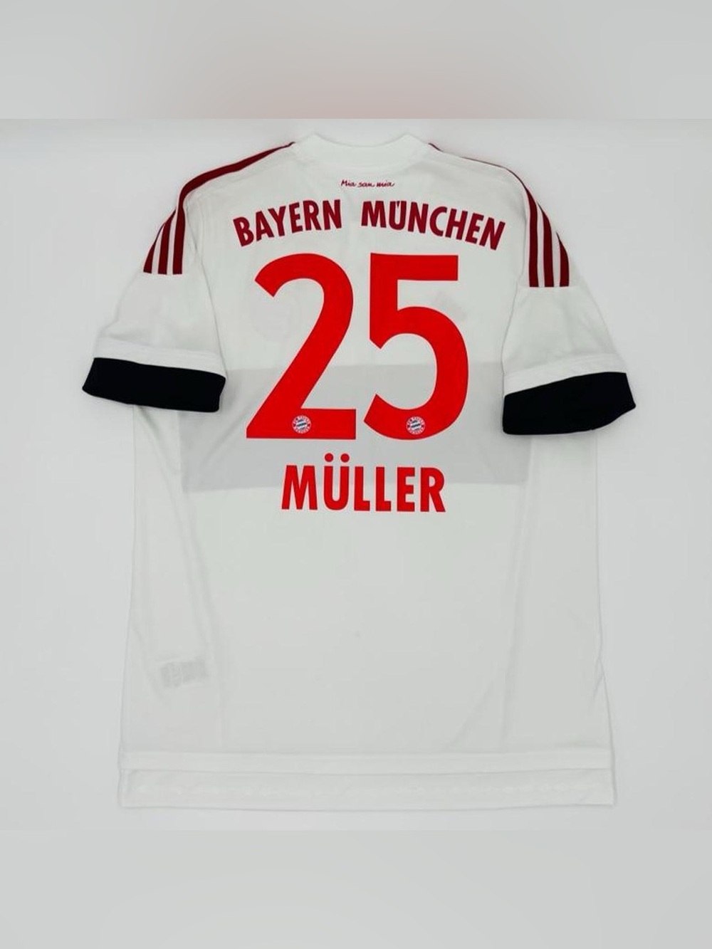 Bayern Munich Muller 2015 16 away
Bundesliga jersey